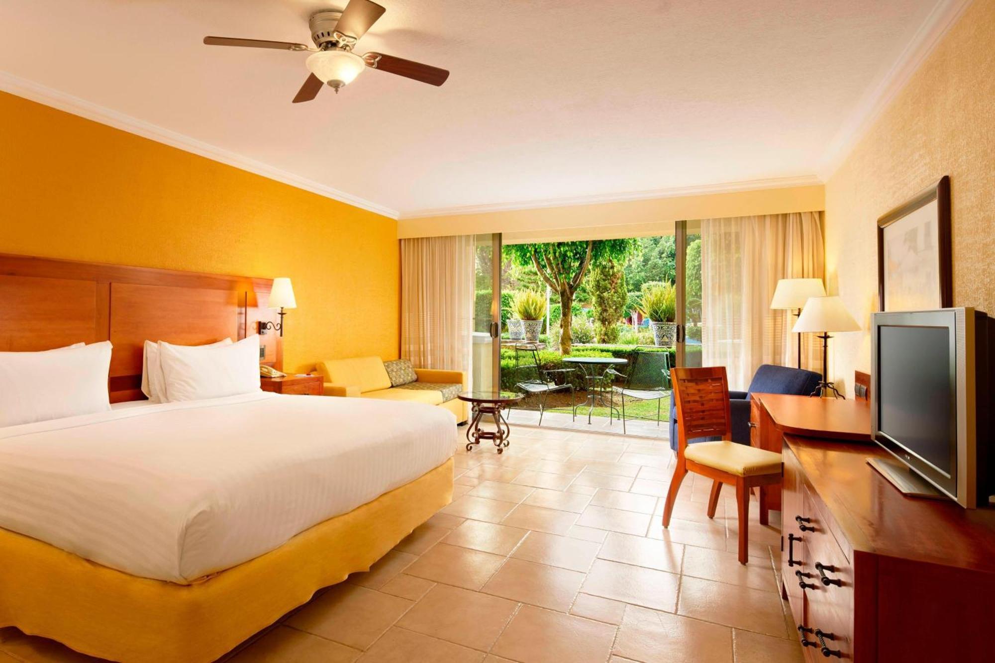 Fiesta Americana Hacienda Ixtapan De La Sal Exterior foto A typical room at the Hilton Los Cabos