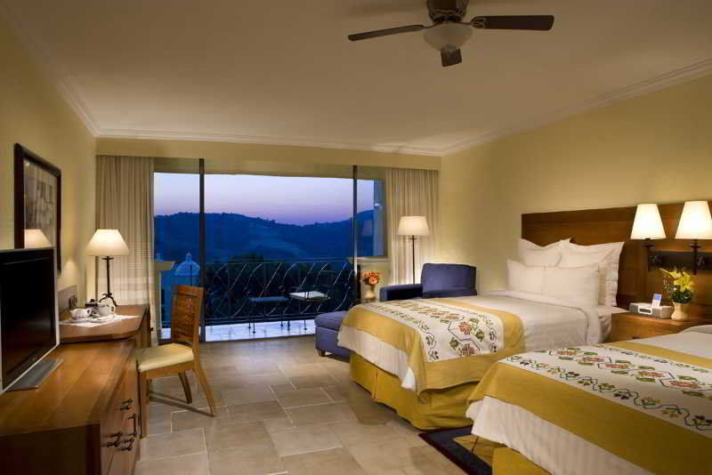 Fiesta Americana Hacienda Ixtapan De La Sal Exterior foto A guest room at the Four Seasons Resort