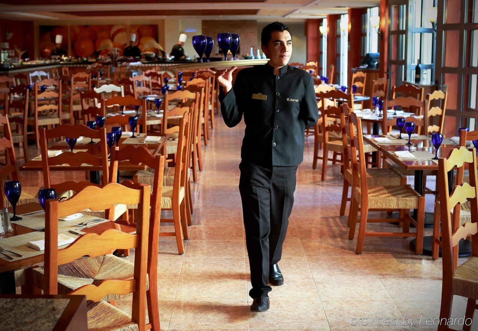 Fiesta Americana Hacienda Ixtapan De La Sal Exterior foto A restaurant busboy