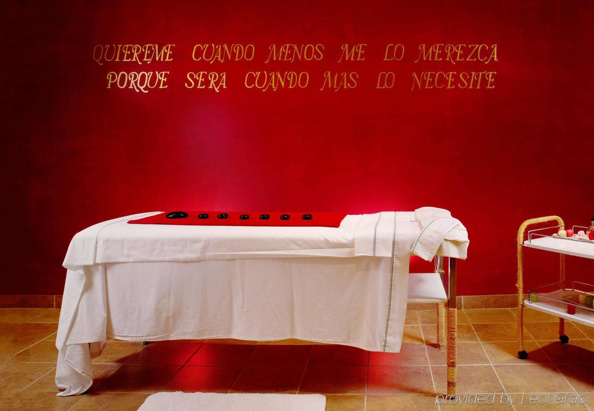 Fiesta Americana Hacienda Ixtapan De La Sal Exterior foto A massage table
