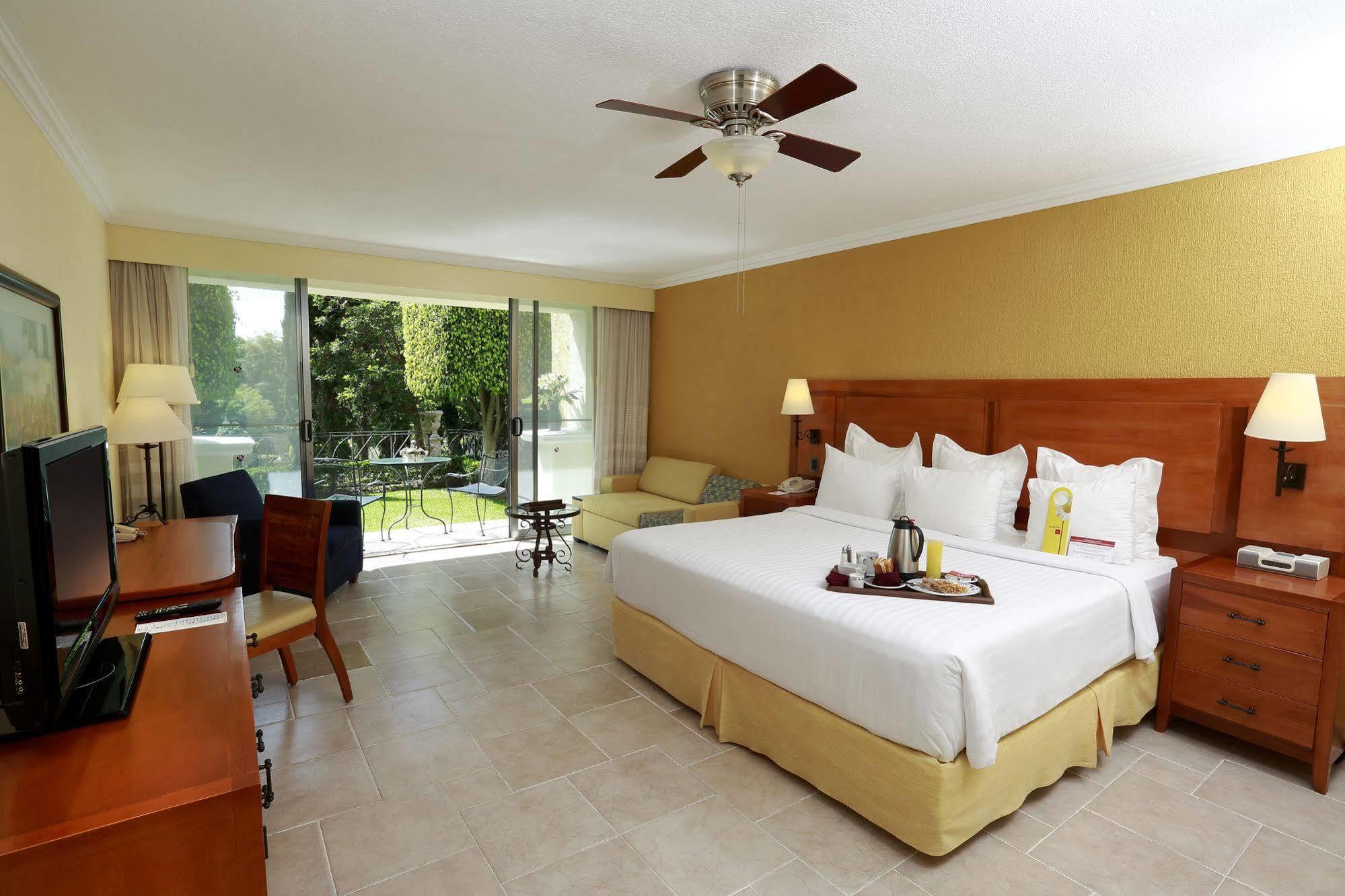 Fiesta Americana Hacienda Ixtapan De La Sal Exterior foto A room at the Hilton San Salvador